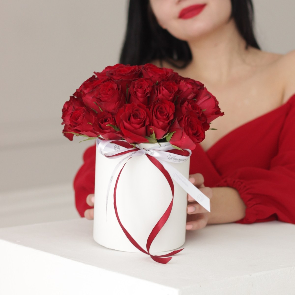 buket krasnyh roz v korobke 6